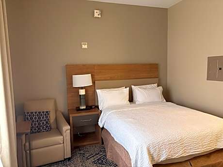 Queen Studio with Roll-In Shower - Non-Smoking