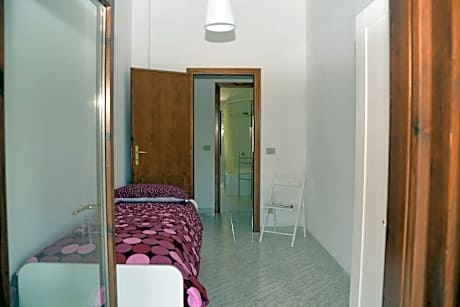 Standard Twin Room with Shared Bathroom
