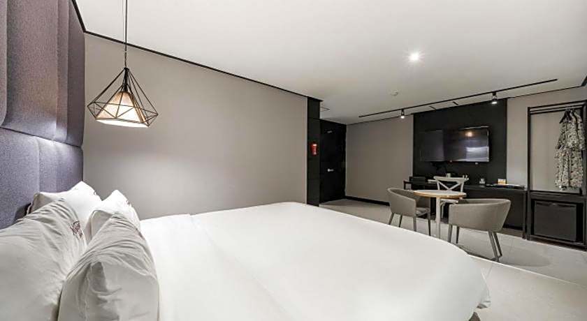 almond hotel Gupo station