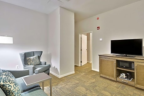 1 King Bed 2 Room Suite With Shower Ns