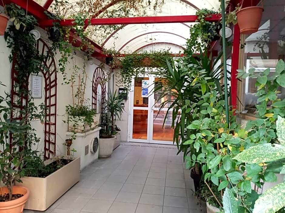 Hôtel De La Perdrix Rouge