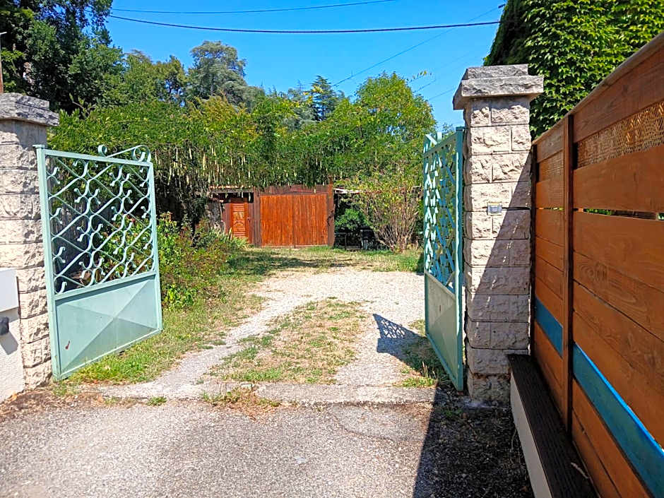 Le Chalet du Parc proche du safari parc de Peaugres