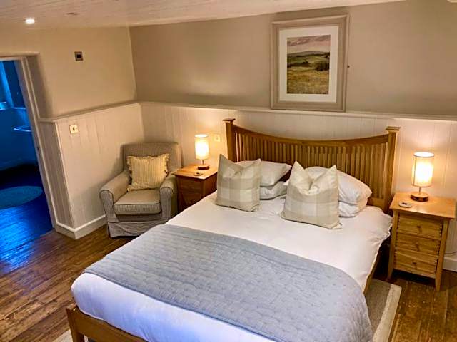 Wheelwrights Arms Country Inn & Pub