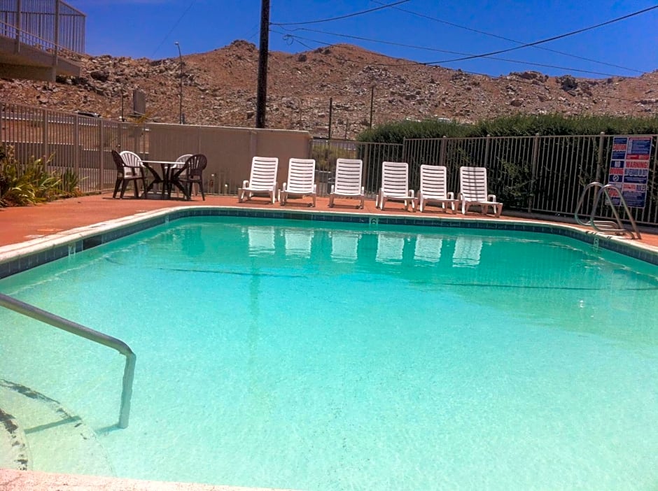 Hilltop Inn & Suites