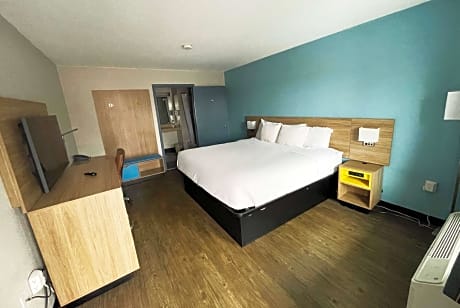 1 King Bed Smoking