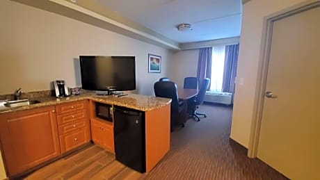 Deluxe King Suite - Non-Smoking