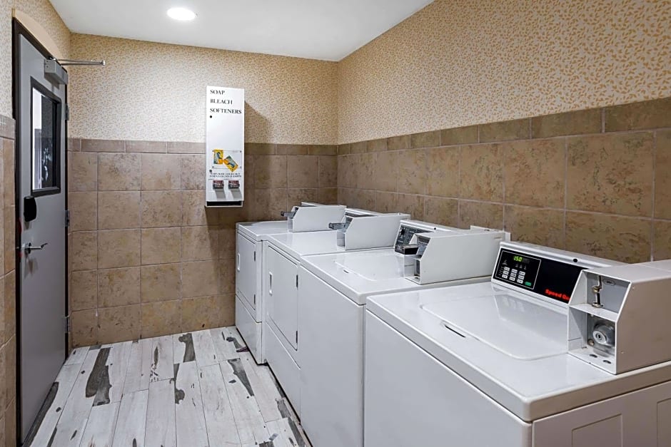 La Quinta Inn & Suites by Wyndham Canton