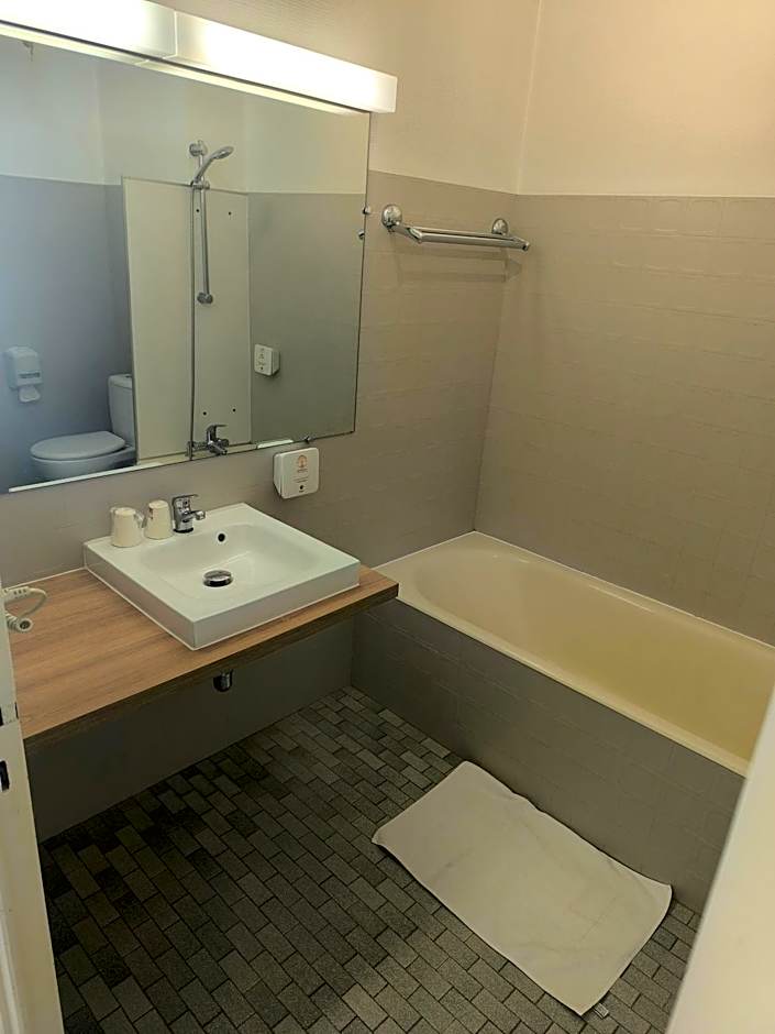 Adonis Lyon Est Hôtel Artys