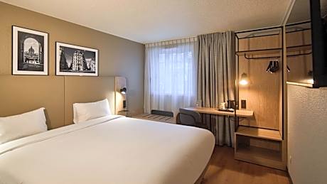 Standard Room - 1 Queen Bed