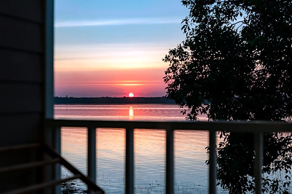 LAKE HOUSE Naka Cave