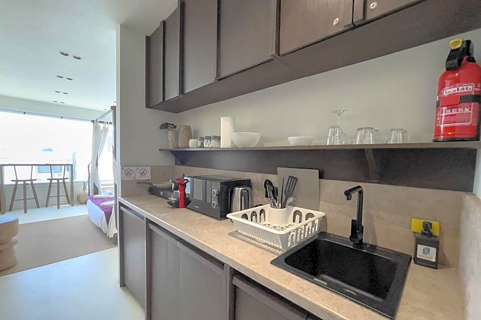 The Pyramids Horizon Studio w Bathtub