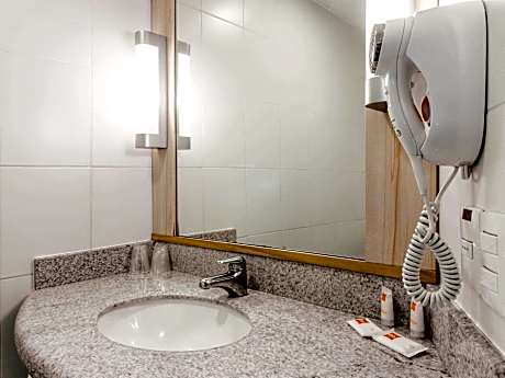 Room with 1 double bed and 1 single bed for children