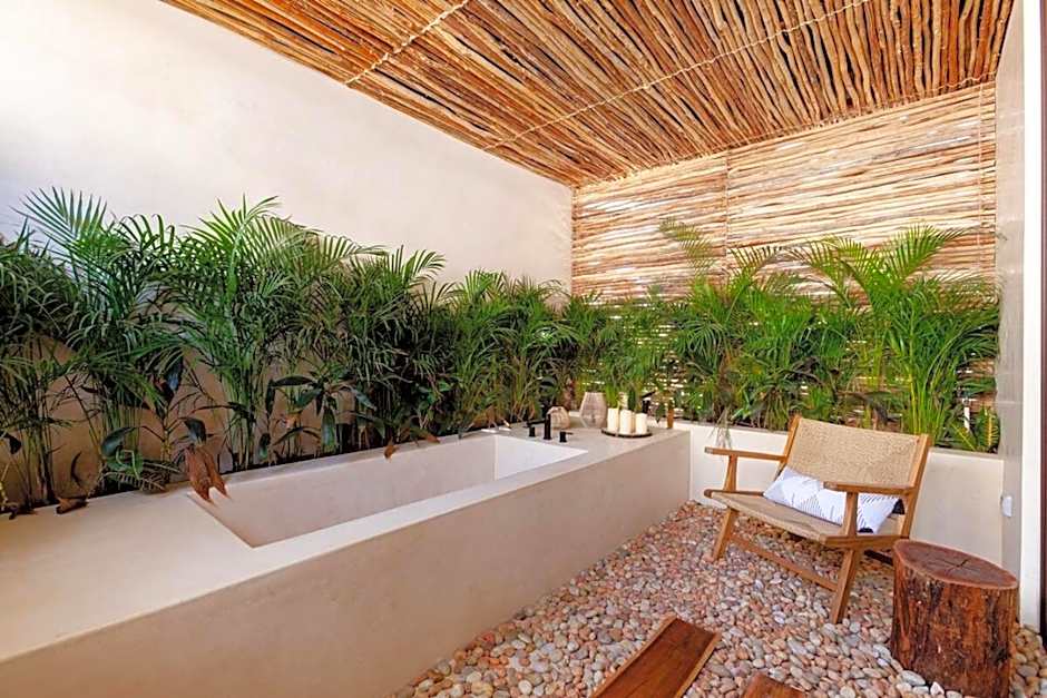 Encanto Luxe Jungle Apt 10min BeachHot TubKing