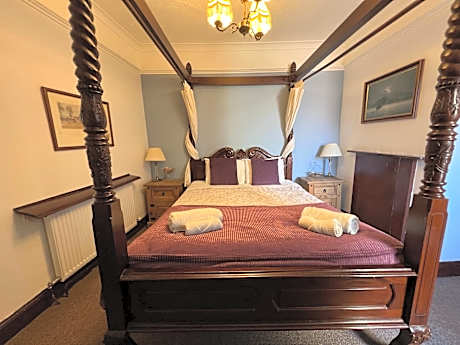 Family Room (2 Adults + 1 Child)