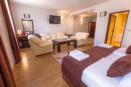 Deluxe Queen Suite