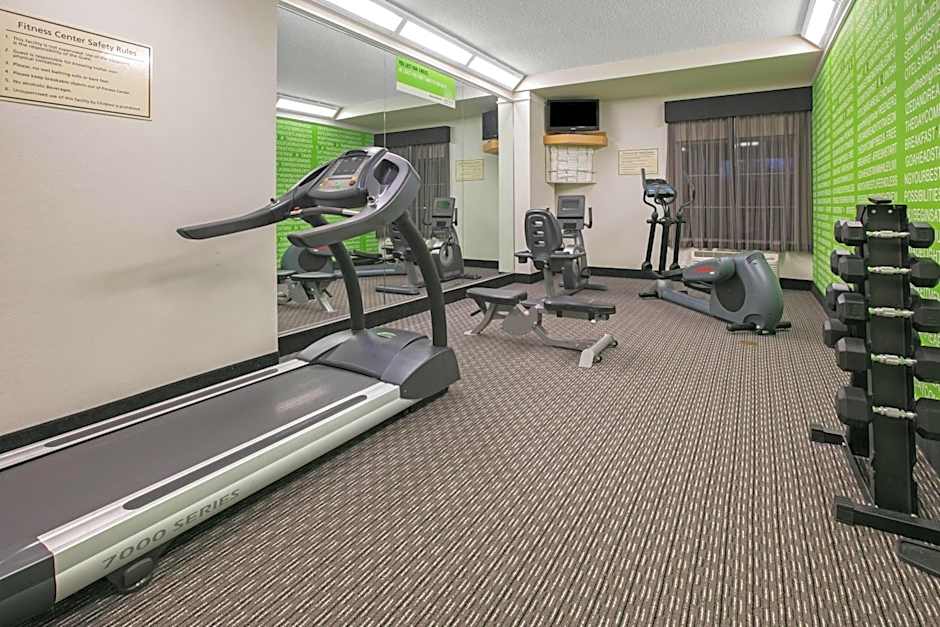 La Quinta Inn & Suites by Wyndham DFW Airport South/Irving