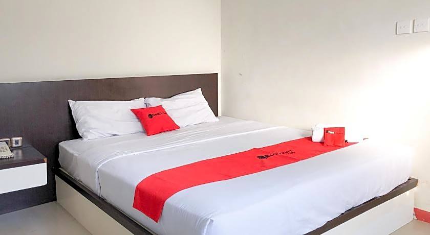 RedDoorz near Pantai Pede