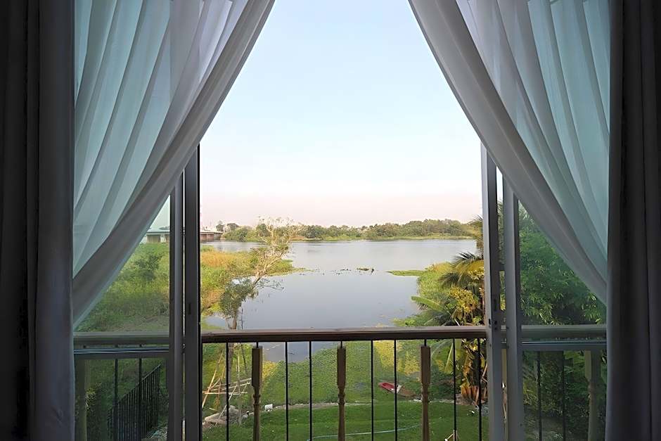 White Wall Riverfront Hotel