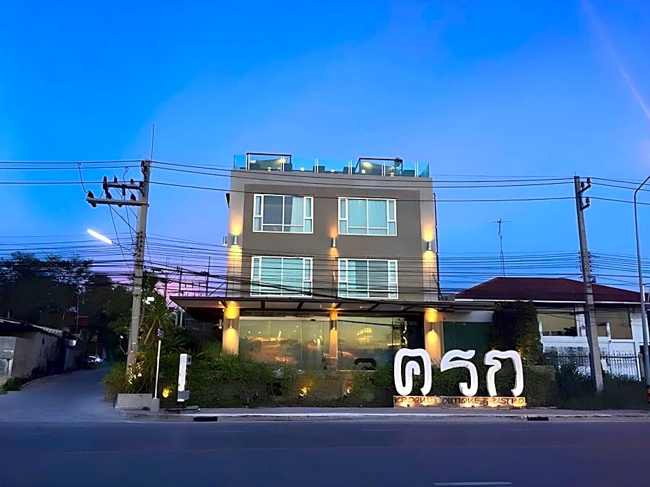 Kroque Boutique and Bistro Hotel