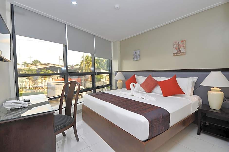 Photo 1 of 11 of Deluxe 1 Queen Bed