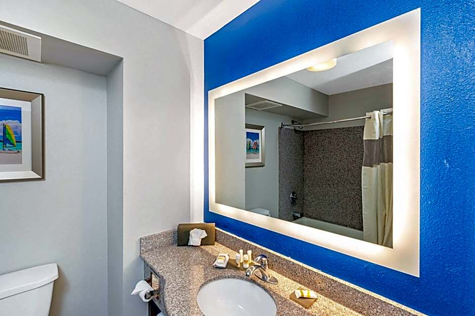 La Quinta Inn & Suites by Wyndham NE Long Beach/Cypress