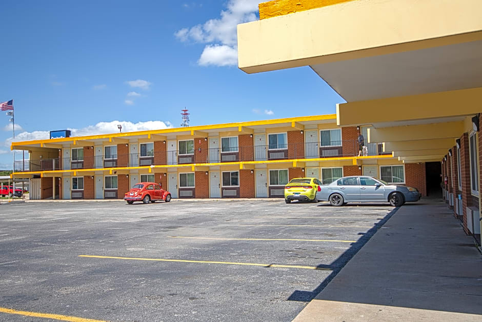 Centralia Motel near Downtown by OYO