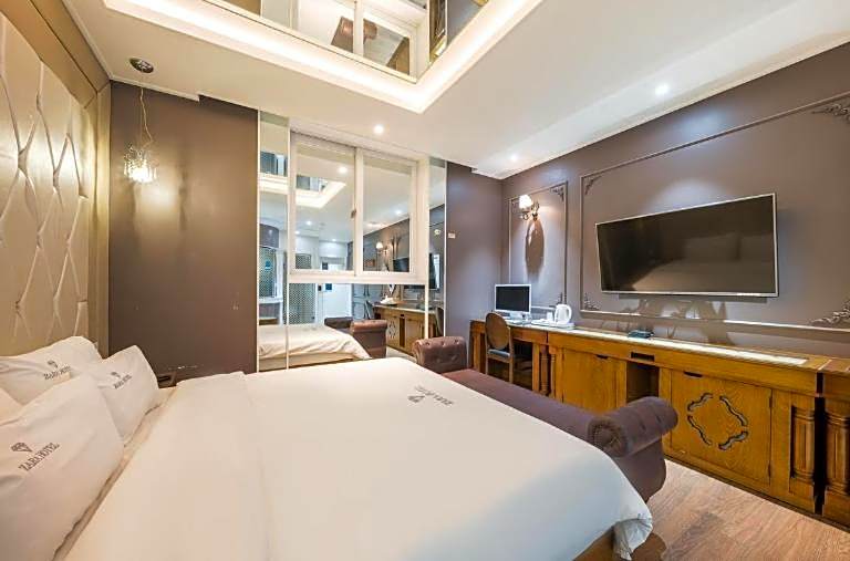 Zara Hotel Peace Square