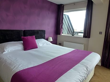  Superior King Room with Balcony - Disability Access