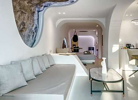 Two-Bedroom Suite with Sea View and Pool