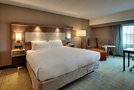 1 King Bed - Non-Smoking