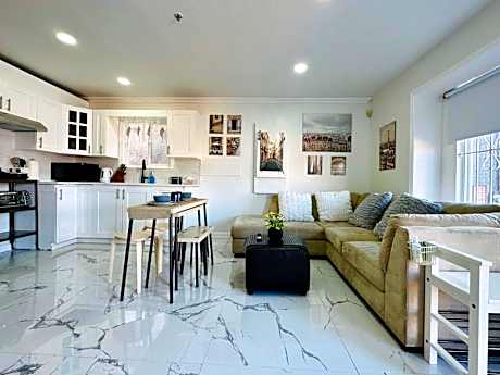 2BR 1BA Guest Suite with King Bed - Free Parking - Renfrew Station - Central Location