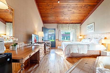 King Room with a Spa Bath and Wood Floor