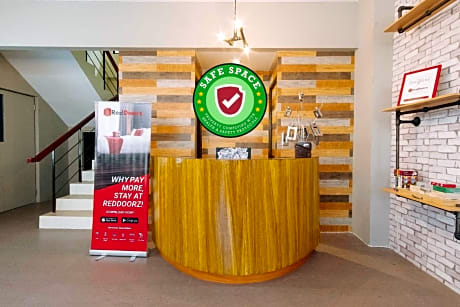 RedDoorz Plus near Osmena Highway 2