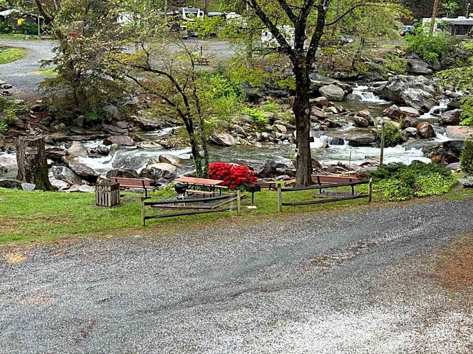 The Evening Shade River Lodge and Cabins