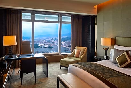 Club Deluxe Seaview Room with King Bed and Club Lounge Access