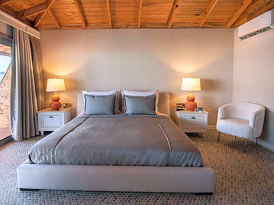 Les Ambassadeurs Hotel Casino&Marina