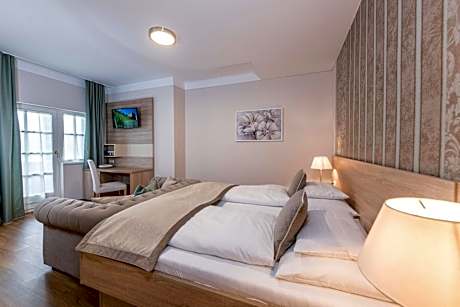 Double Room with Balcony and Garden View