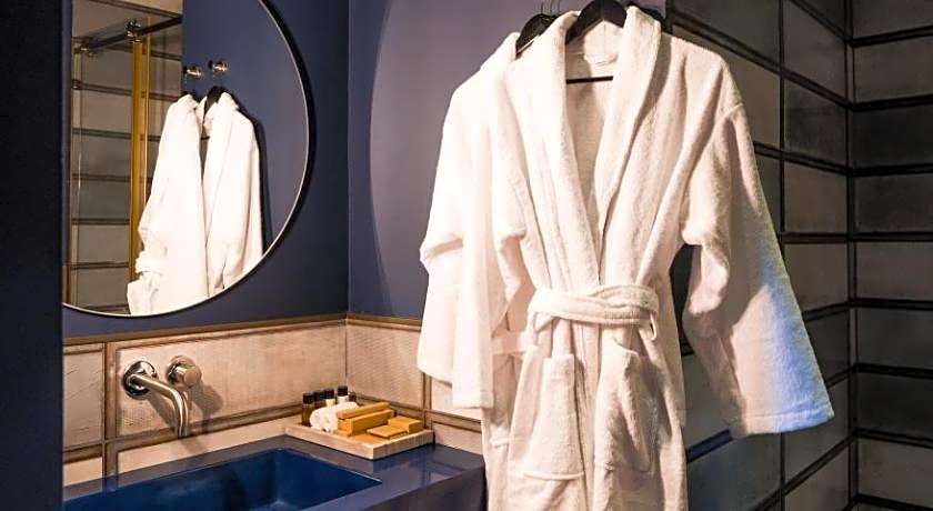 Zorba&Bond Hotel on the 8th