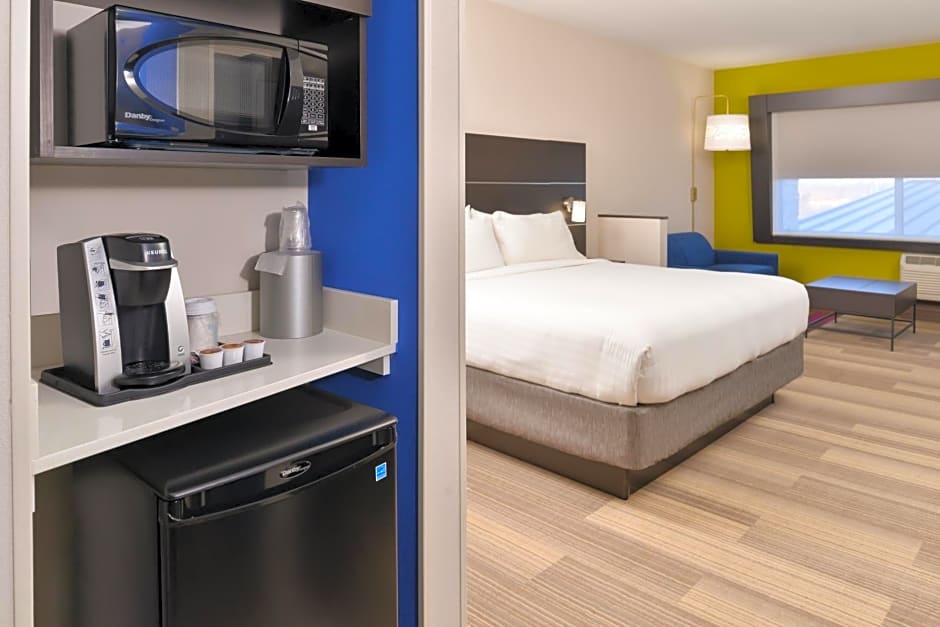 Holiday Inn Express & Suites Kansas City - Lees Summit By IHG