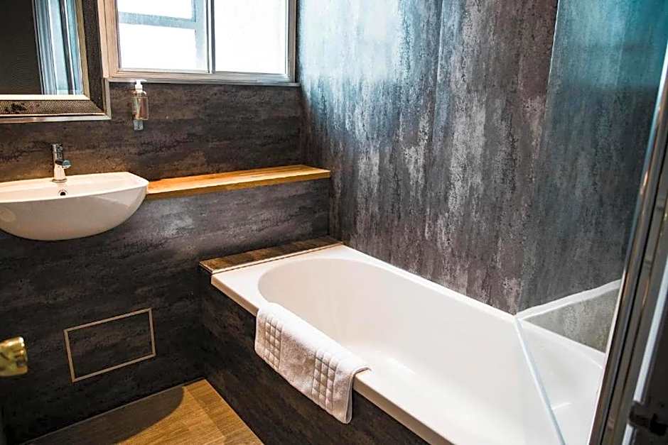 OYO The Red Lion Hotel