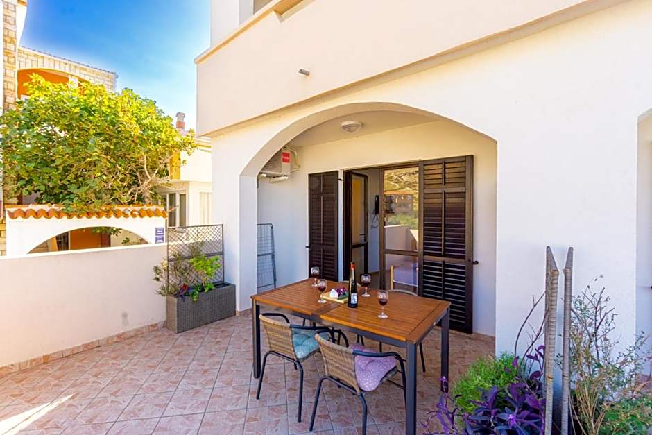 Apartment and Room Bacic