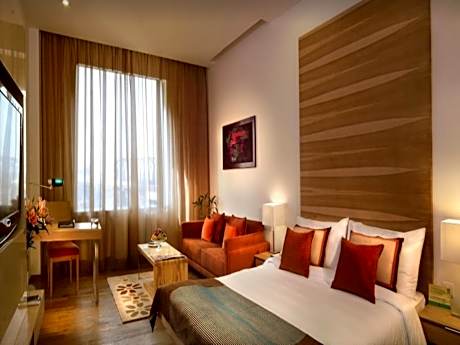Club King Room with Early Check in & late check-out for up to 3 hours (subject to avl); complimentary Room Upgrade to Fortune Club Superior (subject to avl)
