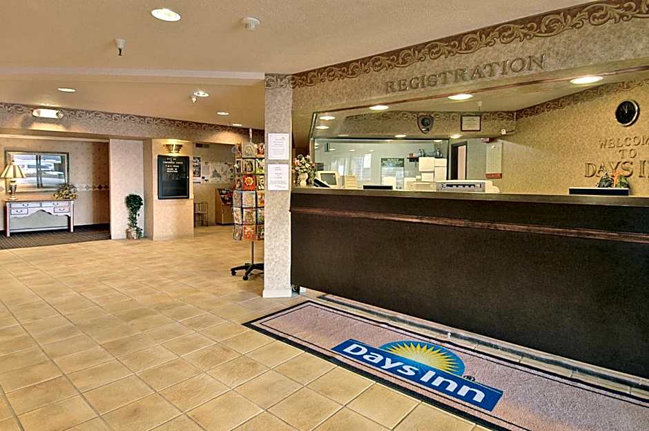 Days Inn & Suites by Wyndham Bridgeport - Clarksburg