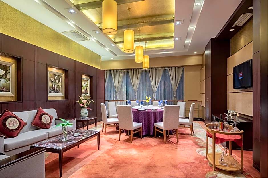 Gold Source Sunshine Hotel