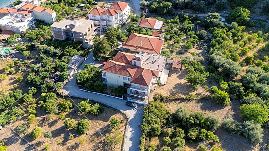 Davis Studios & Apartments