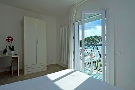 Superior Double Room with Balcony Facing Lake