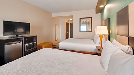 2 Queen Beds Non-Smoking Refrigerator Walk In Shower Full Breakfast