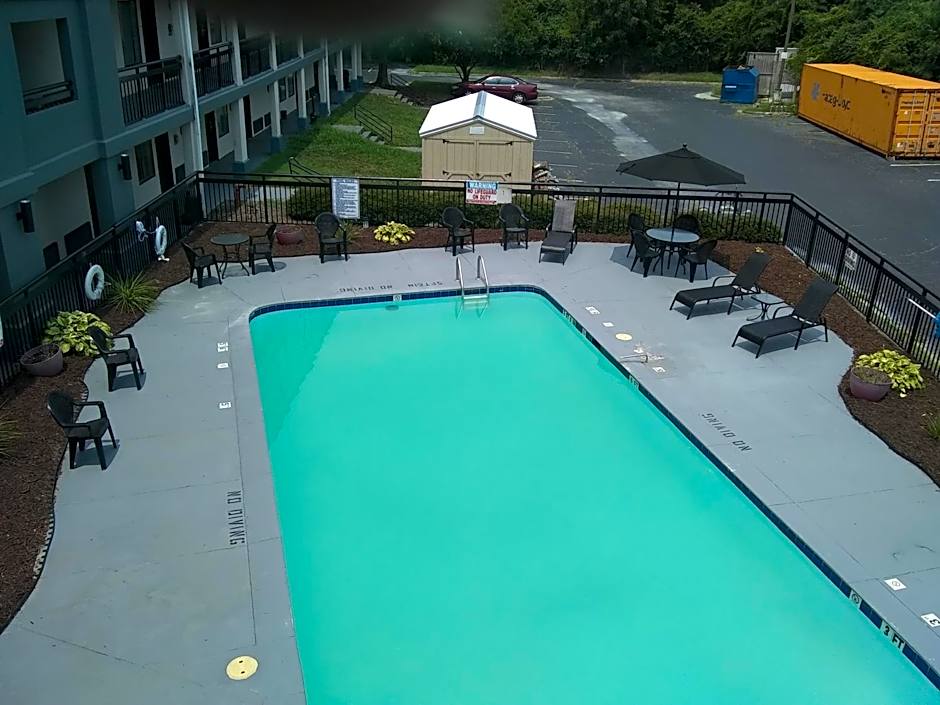 Clarion Pointe - Greensboro Coliseum Area