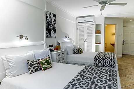 Sundeck Swim-Up Suite