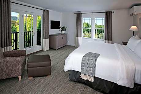 Accessible Deluxe Room with 1 King Bed